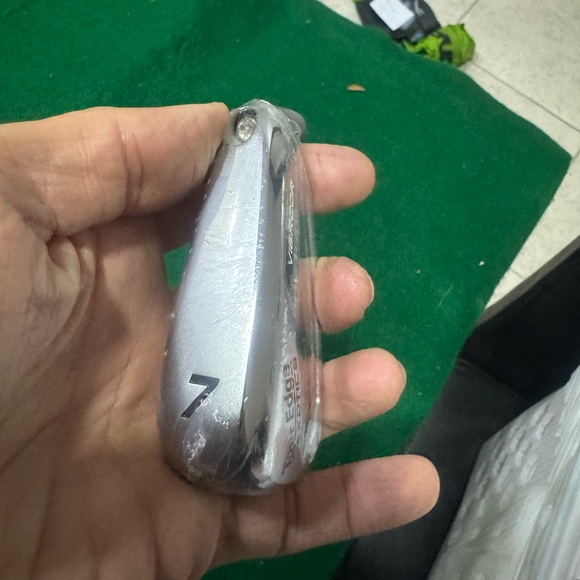 Tour  Edge Iron 7 Heads New 
Available in right and left handed - Picture 3 of 16